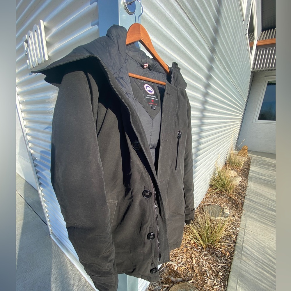 Authentic Canada Goose Jacket - men’s large narrow fit